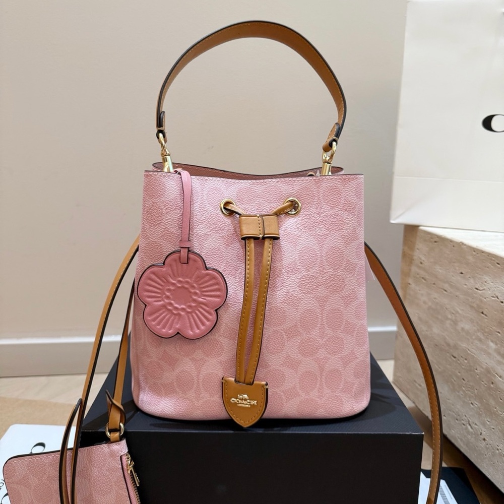 🍿🍿🍿Coach Rowan Bucket Bag In Signature Canvas With Charms CEA23 Powder Pink